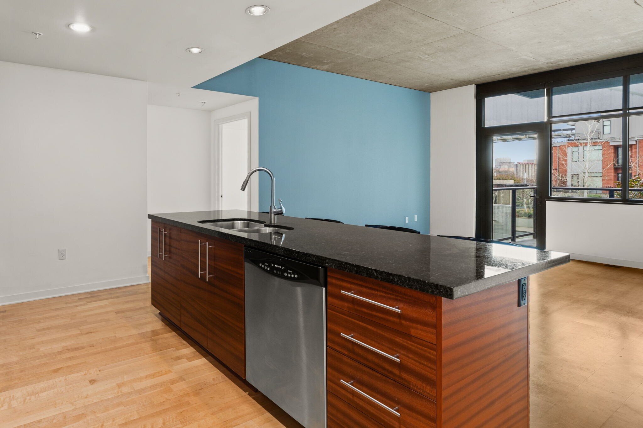 Building Photo - 1830 NW Riverscape St