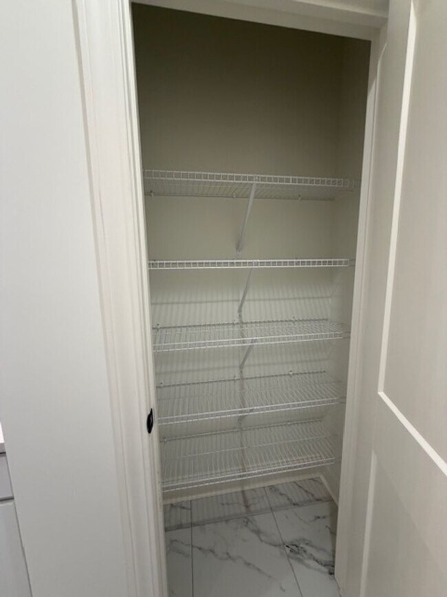 Building Photo - Maryville 37803 - 4 bedroom 3.5 bath - call Ed Johnson 865-924-5045