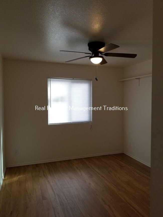 Building Photo - Upgraded 3 + 1 Apartment in Rosamond