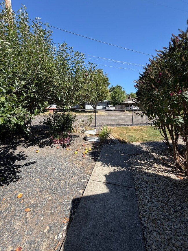 Building Photo - 550 Carlson Dr