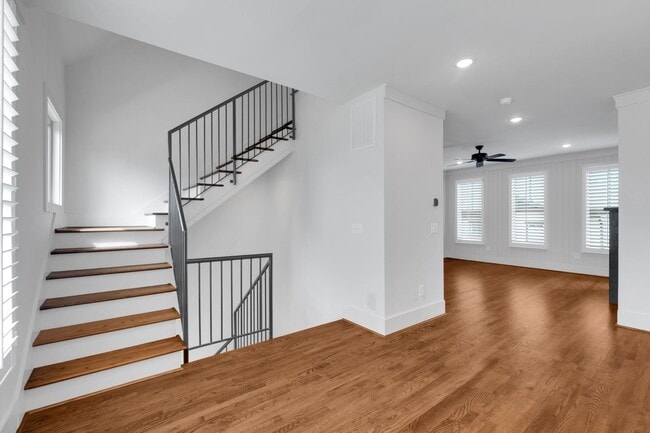 Building Photo - Spacious and Bright Bohemian Cottage Downtown Greenville - Available Now!