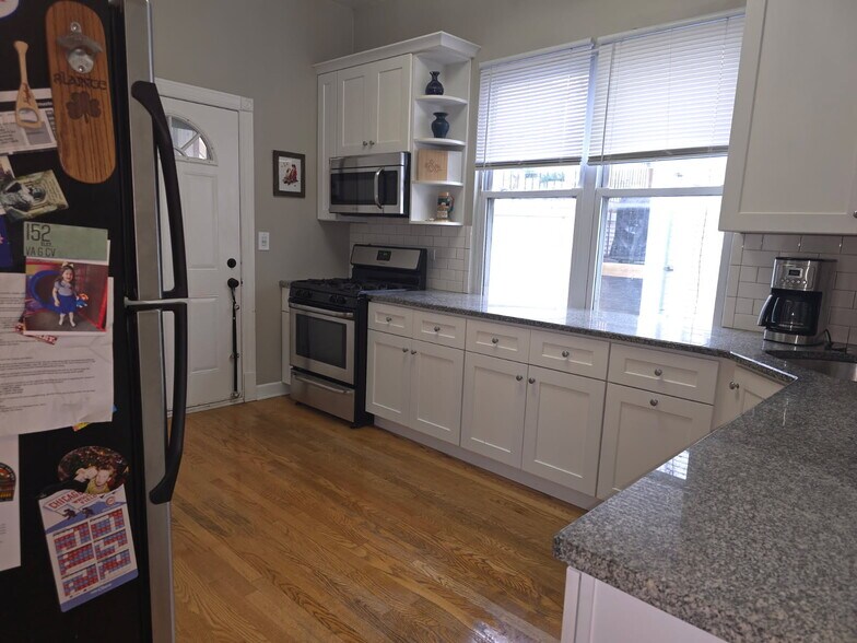 Primary Photo - 2131 W Wellington Ave