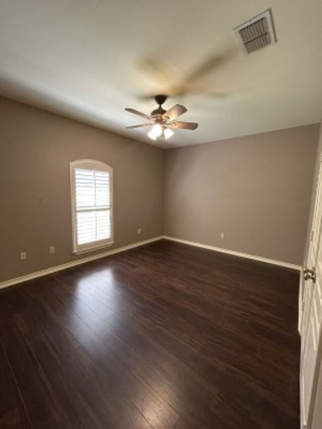 Building Photo - 617 Huntwick Ln