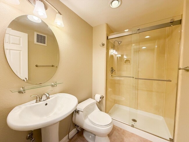 Building Photo - Well Maintained Twin Creeks Home in San Ramon