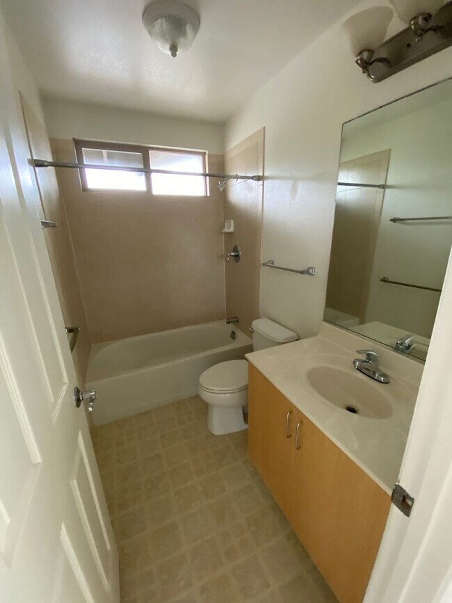 Building Photo - 92-1481 Punawainui St.