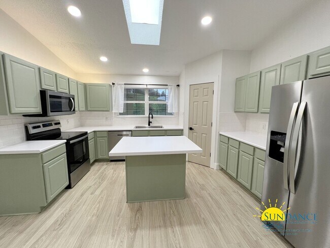Building Photo - Charming 3-Bedroom + Office Home in Crestview, Prime Location Near I-10 & FL-85!