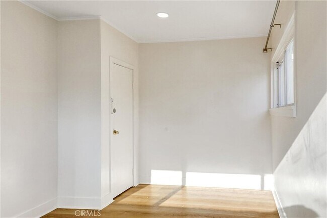 Building Photo - 950 E 48th St