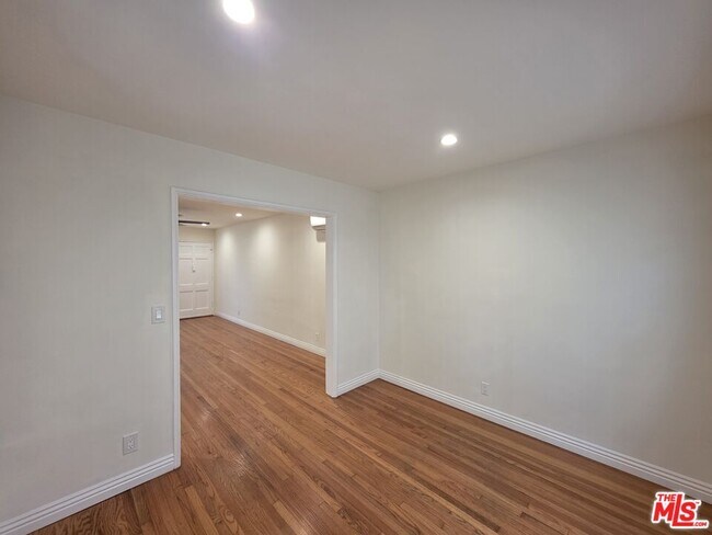 Building Photo - 102 Gaviota Ave