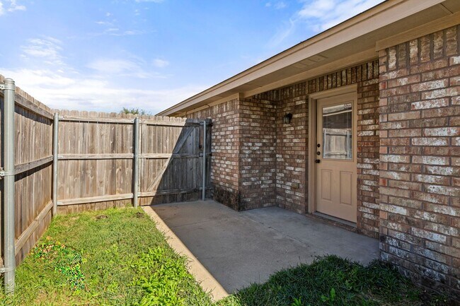 Building Photo - 609 Karey Dr