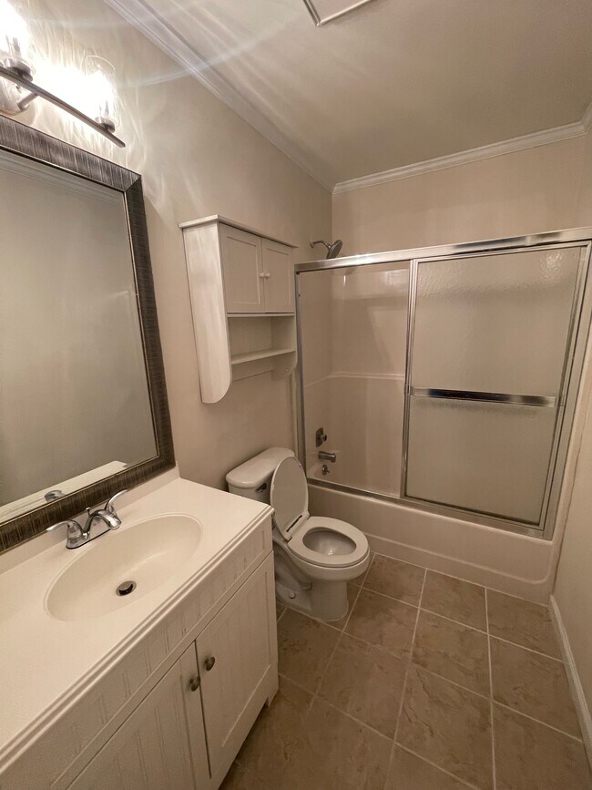 Building Photo - 2304 Oldenburg Dr