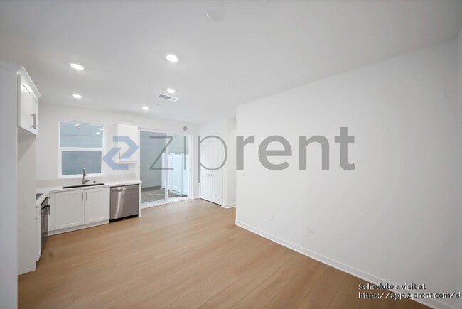 Building Photo - 2556 E Lincoln Paseo