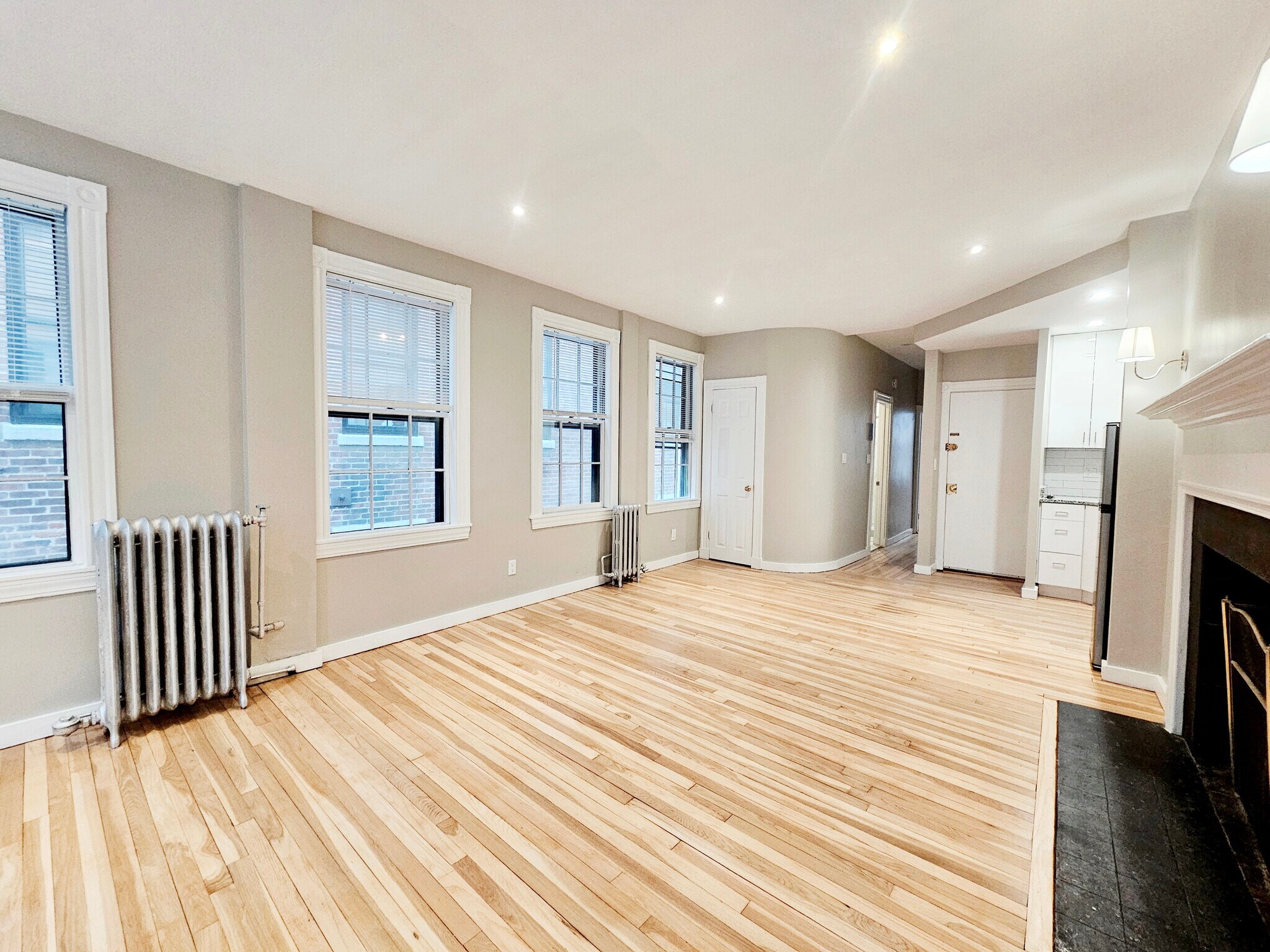 Building Photo - 82 Phillips St