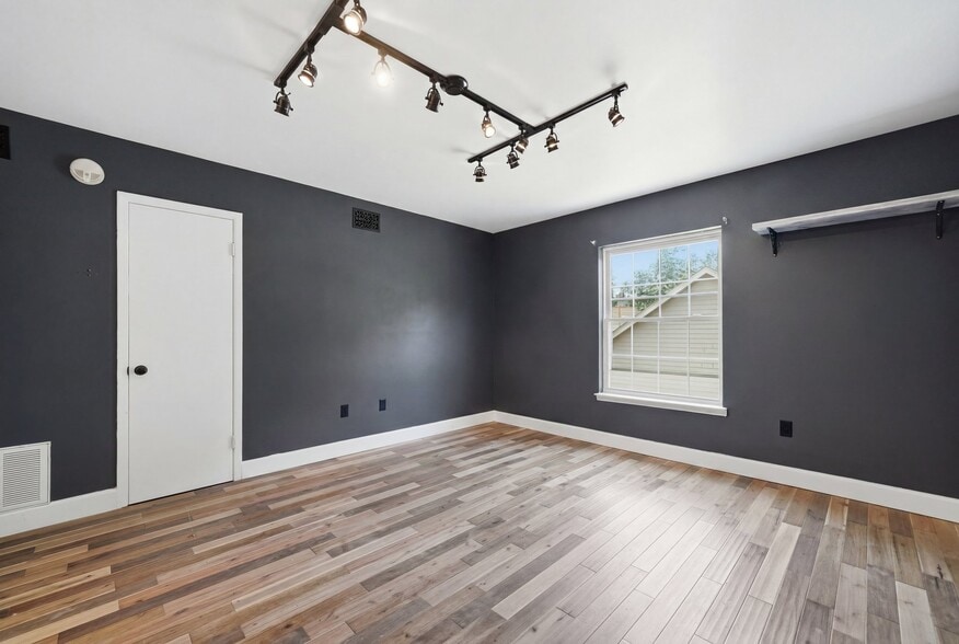 Building Photo - 1737 Bayshore Dr