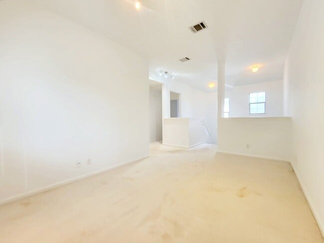 Building Photo - 10905 Sherry Lee Cove