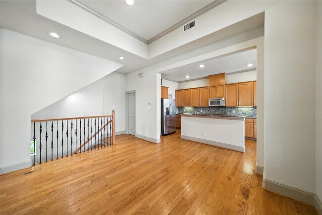 Building Photo - 2318 Camden Dr