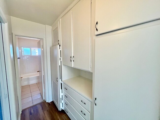 Building Photo - Upstairs 1 Bedroom Apt with 1-Car Garage N...