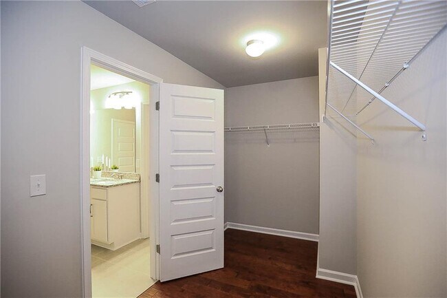 Building Photo - 2304 Shetley Creek Dr