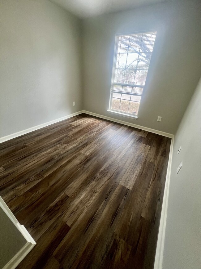 Building Photo - 1200 Oakview Dr