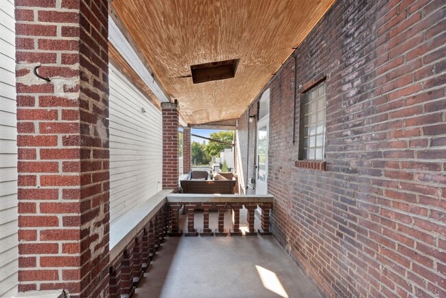 Building Photo - 2700-2702 Macklind