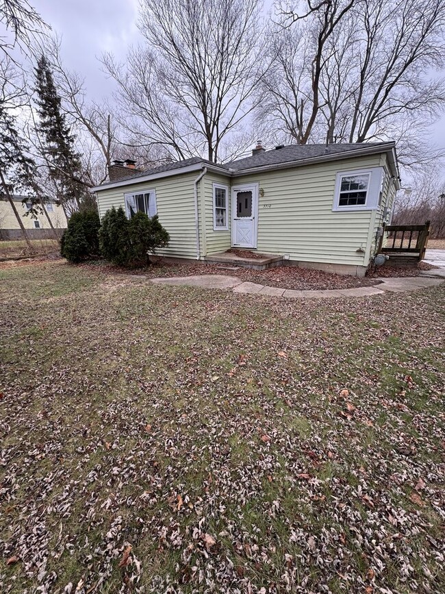 Building Photo - 3 Bedroom Home w/ Attached Garage