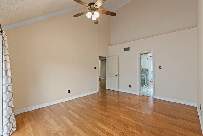 Building Photo - 13051 Meadowline Dr