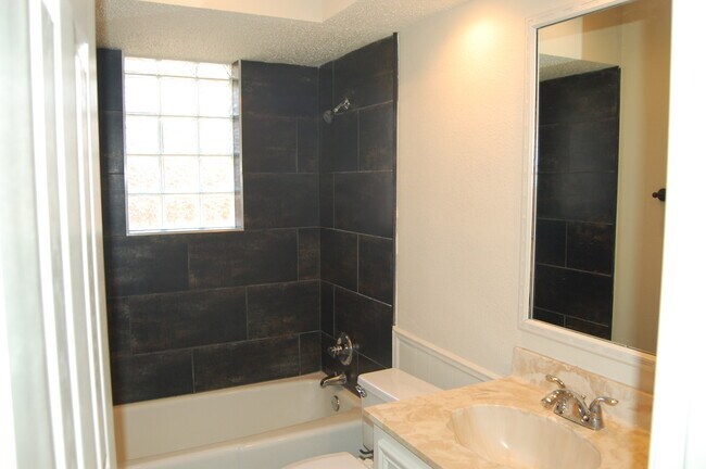 Building Photo - Three Bedroom in Southwest Lubbock - Great Location!