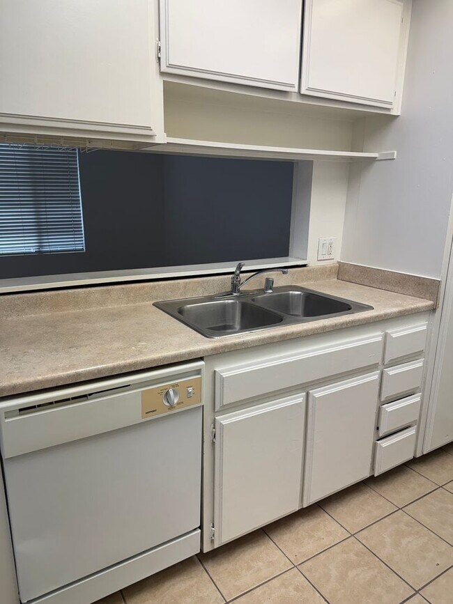 Building Photo - Resort-Style Condo Living with Pool Access & Community Amenities