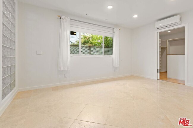 Building Photo - 516 1/2 Hill Street Unit