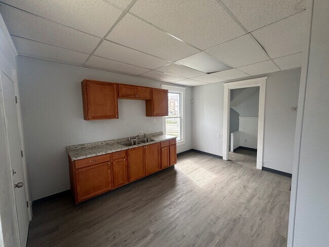 Building Photo - Charming 7-Bedroom Property in Prime Location