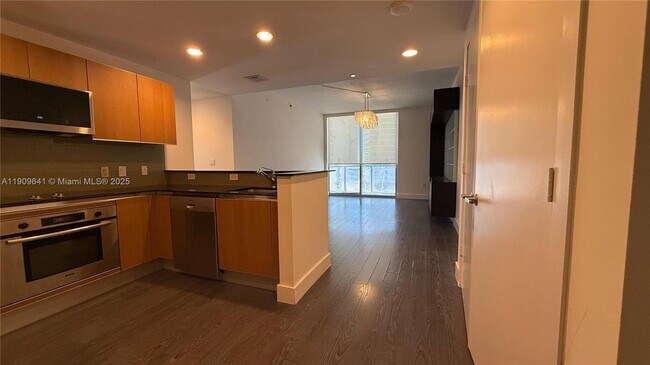 Building Photo - 1060 Brickell Ave