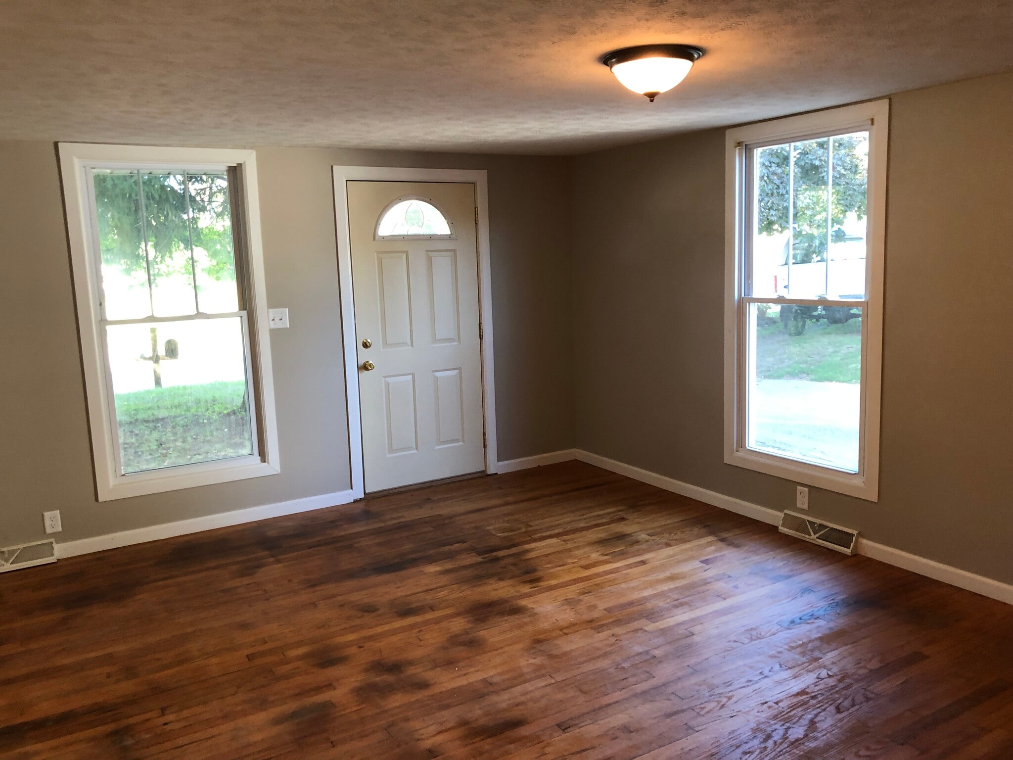 Living room - 1534 Lake St