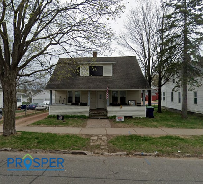 Building Photo - Spacious 4 Bedrooms!