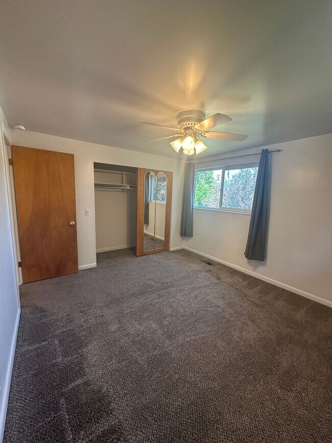 Building Photo - Healy Duplex