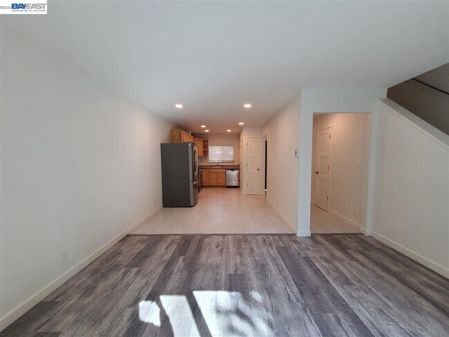 Building Photo - 749 Palomino Dr