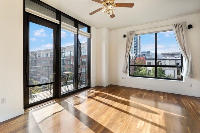 Building Photo - Park Place - 1 bed/1.5 bath/bonus room - P...