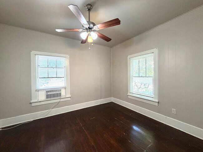 Building Photo - 919.5 N Austin St
