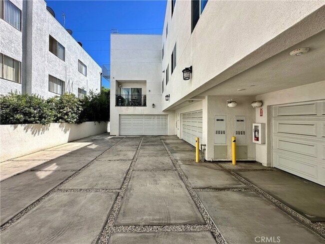 Building Photo - 14019 Vanowen St