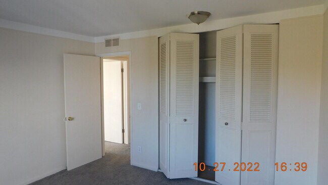 Building Photo - 490 Fox Hills Dr S