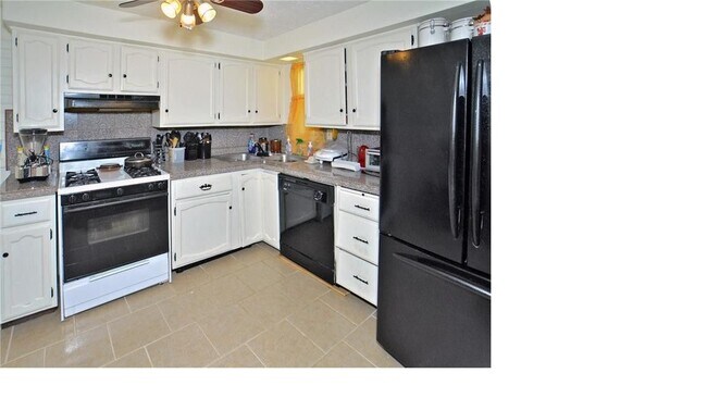 Kitchen - 302 Anthon Dr