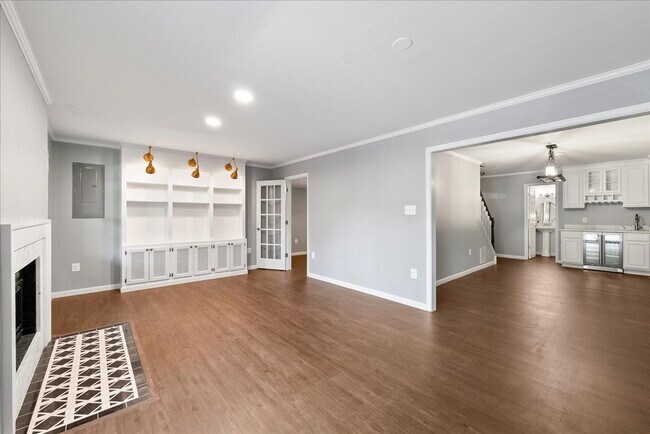 Building Photo - Stunning End-Unit Townhouse with Golf Cour...