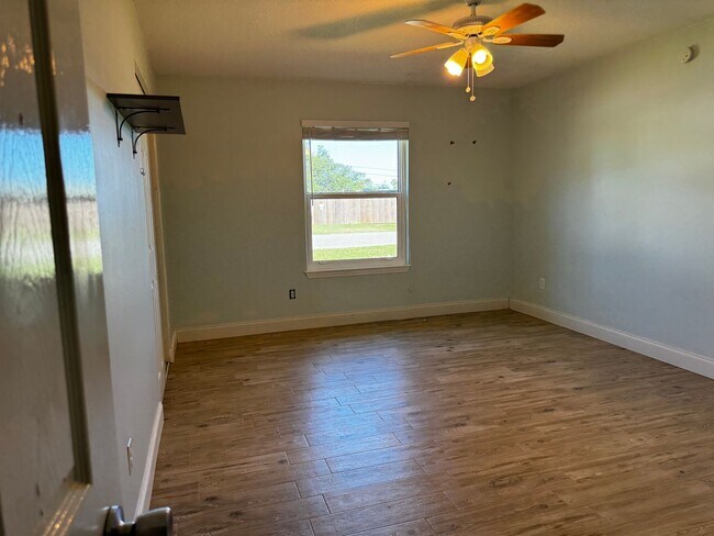 Building Photo - Single Family Home