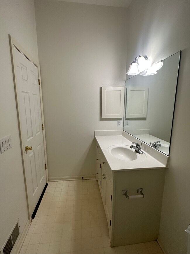 Building Photo - 4934 Claredon Pl