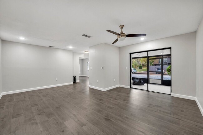 Building Photo - "Spacious 3-Bed, 3-Bath Townhouse with Elegant Hardwood Floors in Ocoee!"