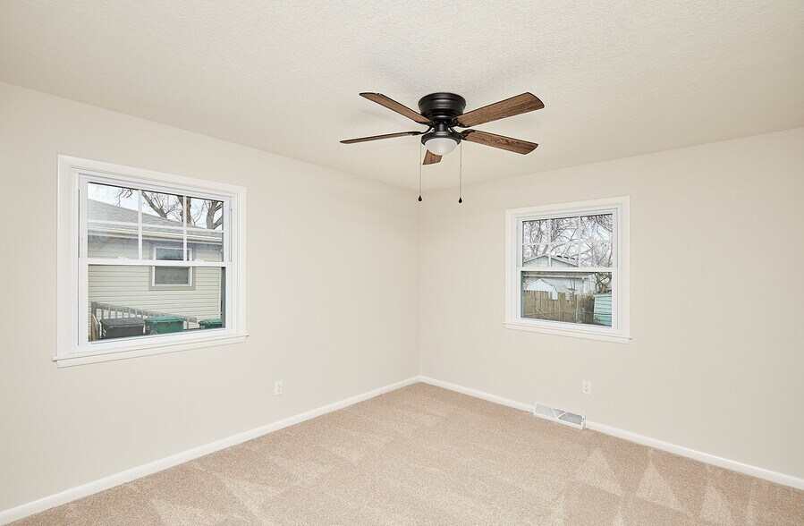 Building Photo - 409 SW Ash Dr