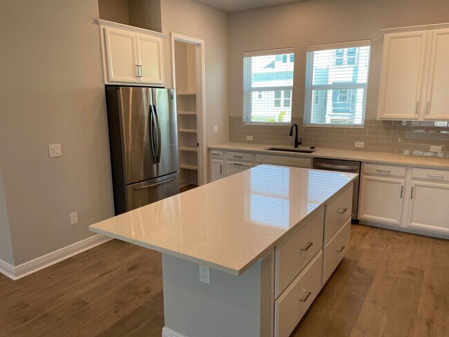 Building Photo - Annual Unfurnished 3 Bedroom, 3.5 Bathroom Townhome adjacent to Downtown Sarasota