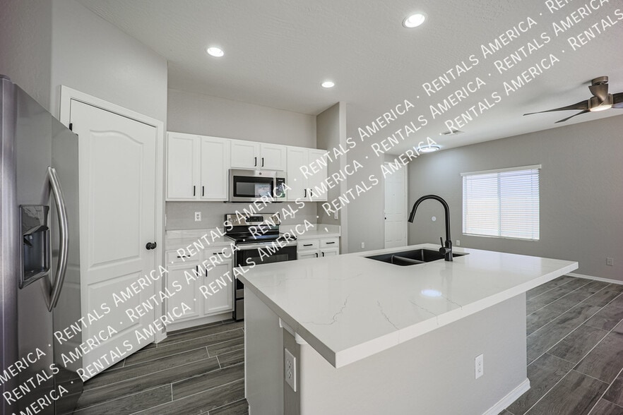 Building Photo - 2738 E Indian Wells Pl