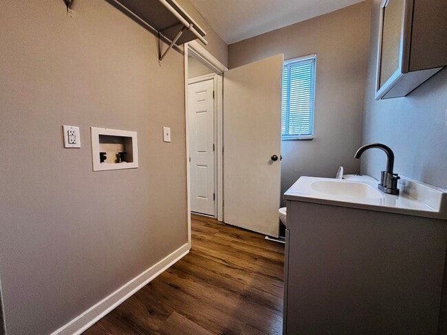 Building Photo - Newly Renovated 2 bedroom 1.5 bath townhou...
