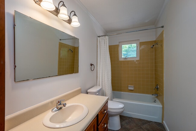 Building Photo - 493 Kings Creek Rd