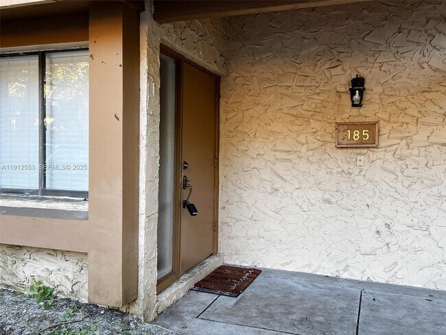 Building Photo - 185 Wimbledon Lakes Dr