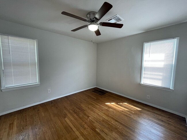 Building Photo - Del City Three Bedroom - Complete Remodel!